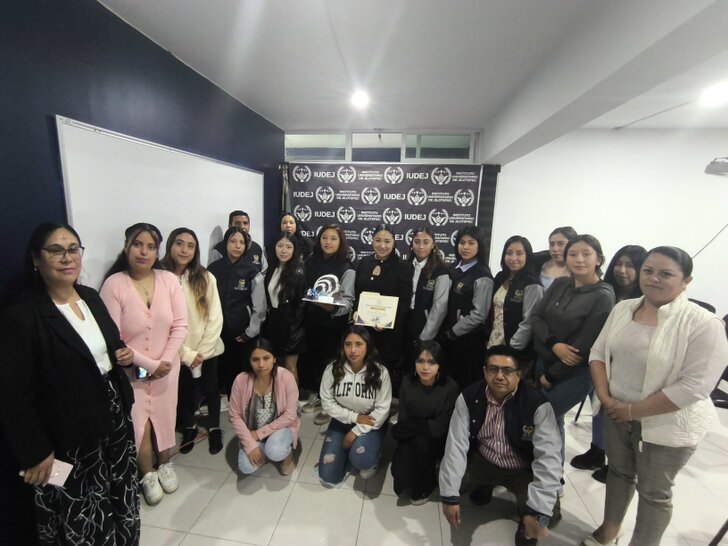 Estudiantes asistiendo a una conferencia en el auditorio universitario