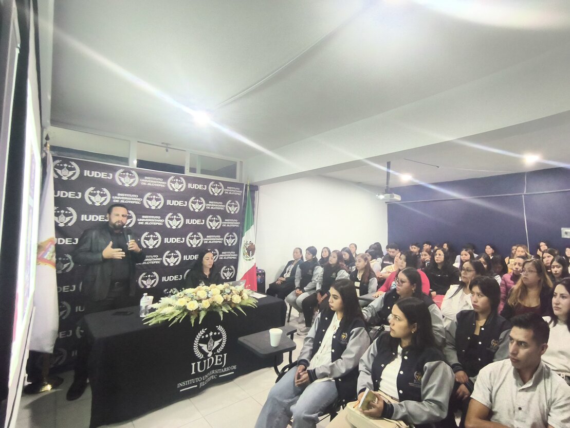Estudiante universitario estudiando en la biblioteca