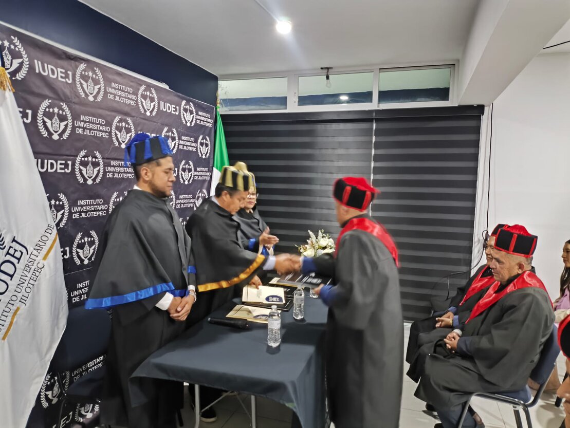 Graduados de doctorado celebrando su logro académico