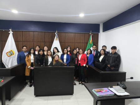 Edificio del Instituto Universitario de Jilotepec con estudiantes al frente